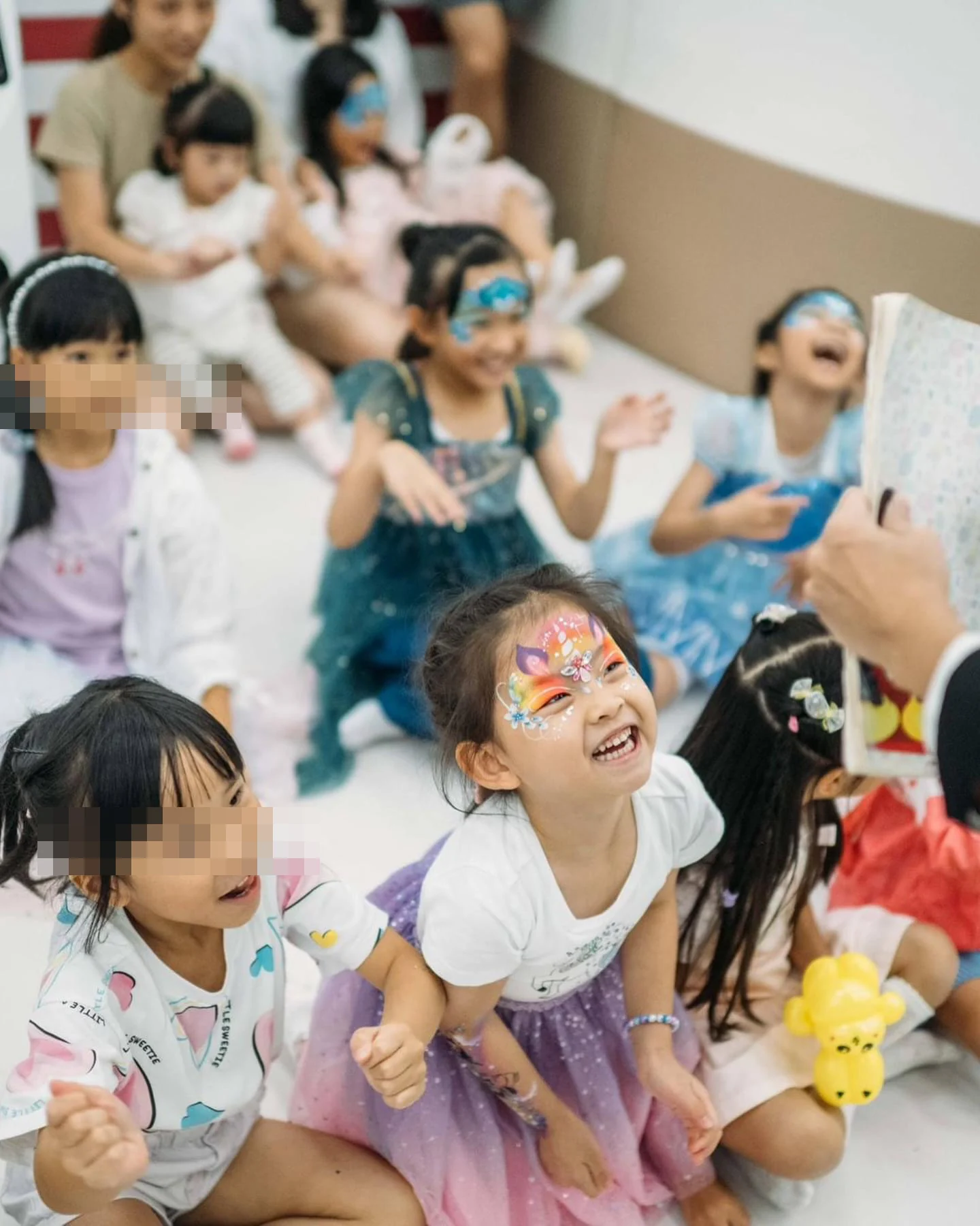 Children reacting during a Magical Guy show